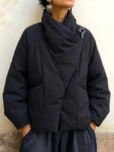 Ismena - Asymmetrische Pufferjacke mit hohem Stehkragen