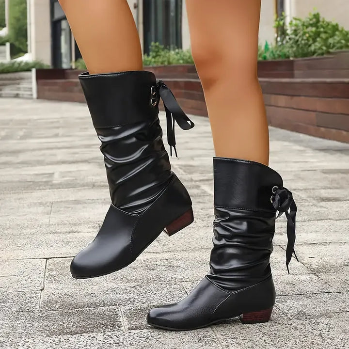 Hilda - Wadenhohe Schnürstiefel mit Raffung